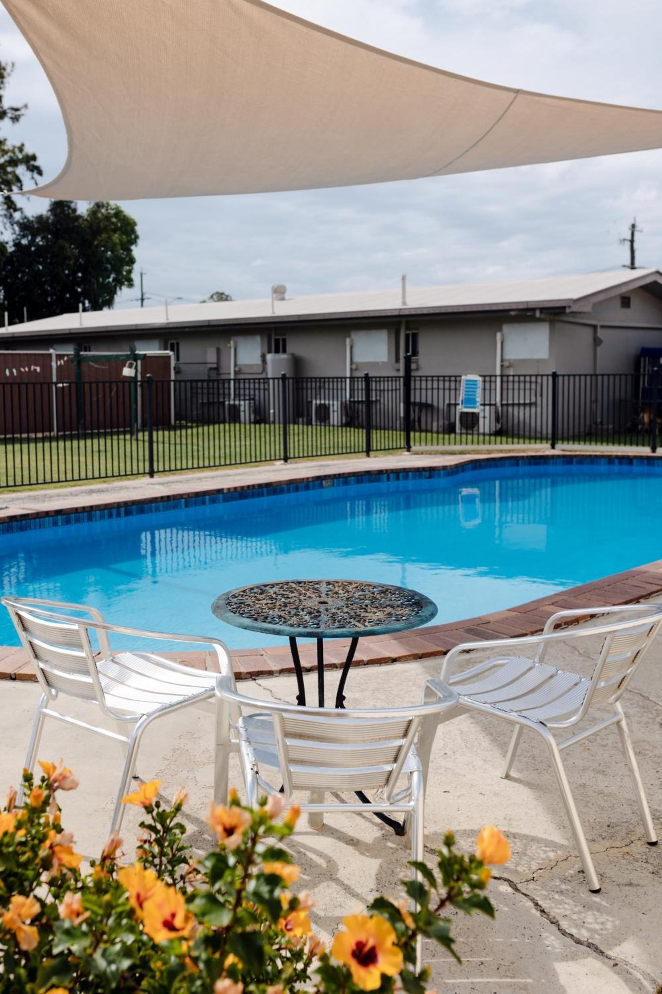 Starline Motor Inn Miles Bagian luar foto